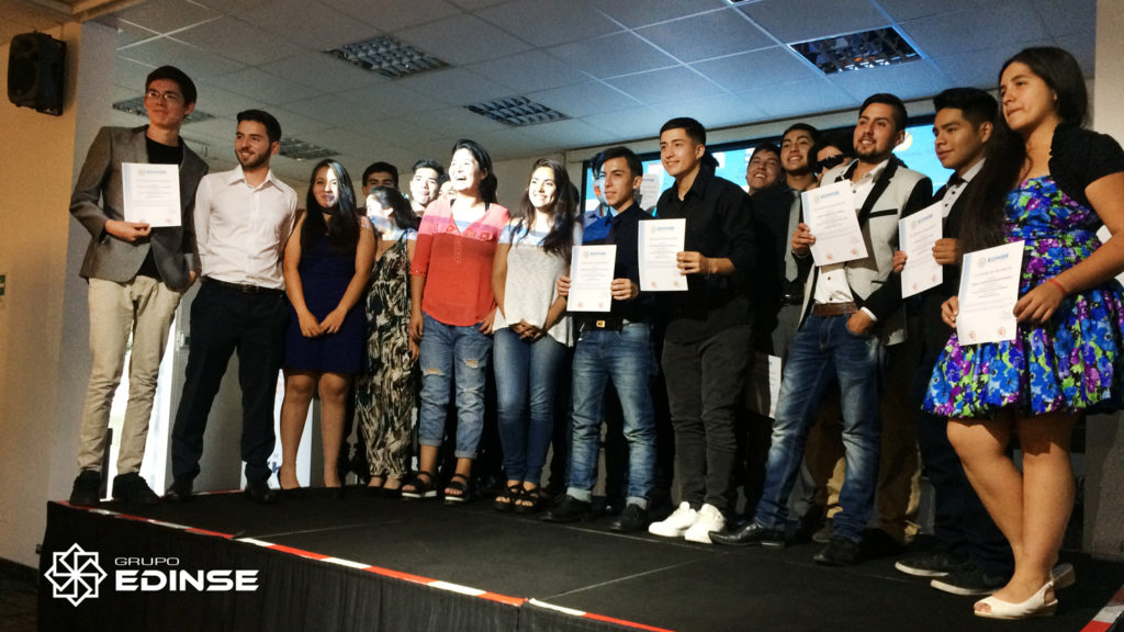 Equipo reunido en una actividad formativa